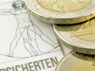 Krankenkassenkarte-Muenzen-20350366-AS-Setareh