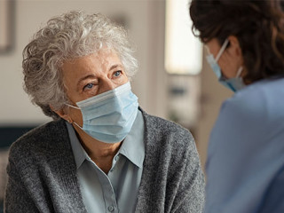 Seniorin-Pflegekraft-392018988-AS-Rido