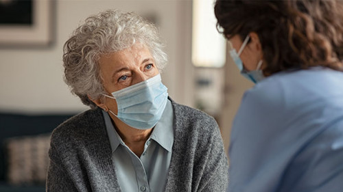 Seniorin-Pflegekraft-392018988-AS-Rido