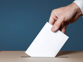 Anzugtrager-Wahlurne-191616719-AS-tinyakov