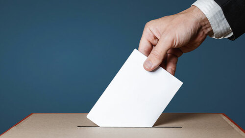 Anzugtrager-Wahlurne-191616719-AS-tinyakov