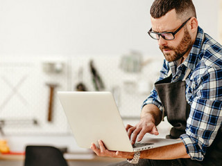 Handwerker-Laptop-330610305-AS-JenkoAtaman