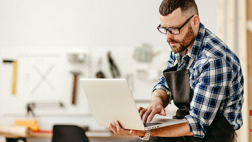 Handwerker-Laptop-330610305-AS-JenkoAtaman