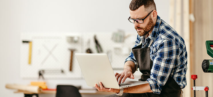 Handwerker-Laptop-330610305-AS-JenkoAtaman
