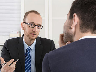 Anzugtraeger-Gespraech-71263555-AS-Jeanette-Dietl