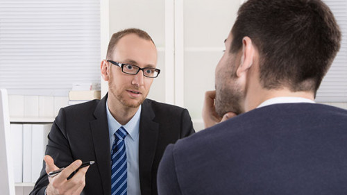 Anzugtraeger-Gespraech-71263555-AS-Jeanette-Dietl