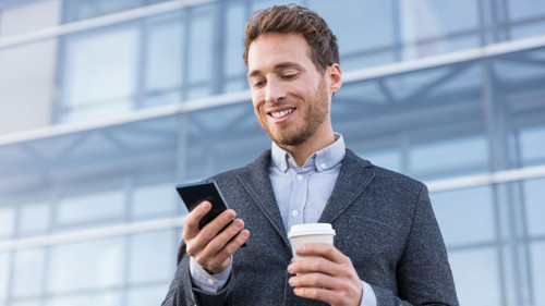 Mann-Smartphone-Becher-167815948-AS-Maridav