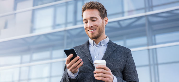 Mann-Smartphone-Becher-167815948-AS-Maridav