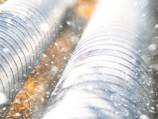 Wasserleitung-Frost-257384048-AS-alexkich