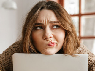 Frau-Laptop-enttaeuscht-200239139-AS-Drobot-Dean