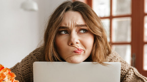 Frau-Laptop-enttaeuscht-200239139-AS-Drobot-Dean