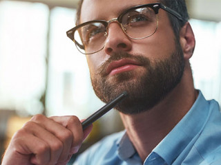 Anzugtraeger-nachdenklich-284529815-AS-Friends-Stock