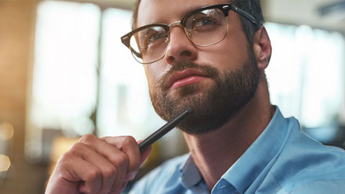 Anzugtraeger-nachdenklich-284529815-AS-Friends-Stock