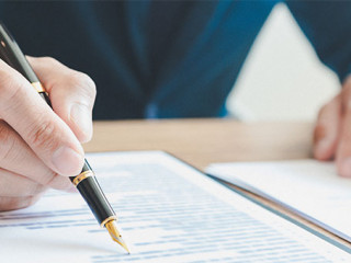 Anzugtraeger-Unterschrift-310469372-AS-snowing12