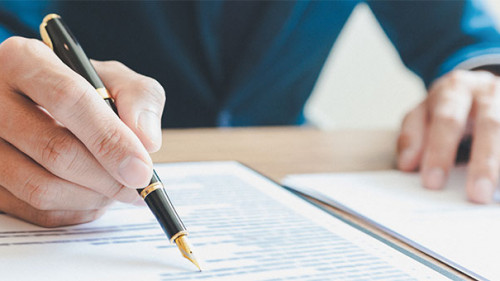 Anzugtraeger-Unterschrift-310469372-AS-snowing12