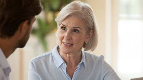 Anzugtraeger-Gespraech-297062511-AS-fizkes