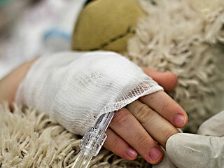 Kind-Kuscheltier-Krankenhaus-39747569-AS-Stephan-Morrosch