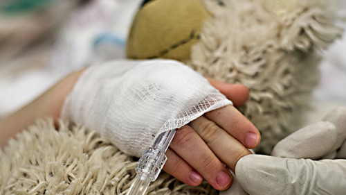 Kind-Kuscheltier-Krankenhaus-39747569-AS-Stephan-Morrosch