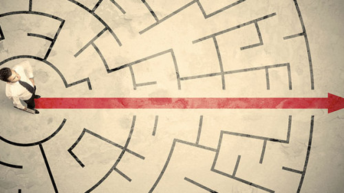 Anzugtraeger-Labyrinth-Pfeil-192113331-AS-ra2-studio