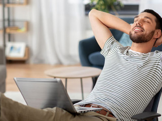 Mann-Laptop-entspannt-370501102-AS-Syda-Productions