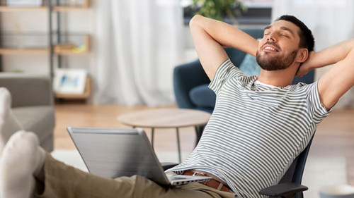 Mann-Laptop-entspannt-370501102-AS-Syda-Productions