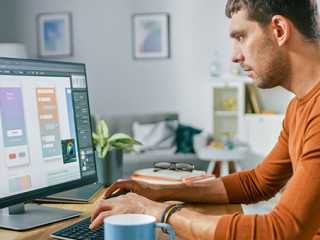 Mann-Homeoffice-312228452-AS-Gorodenkoff