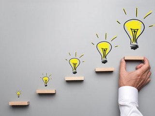 Hand-Stufen-Gluehbirnen-210983493-AS-Gajus