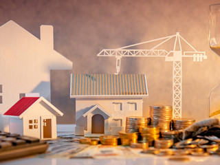 Haus-Kran-Taschenrechner-Muenzen-271276921-AS-zephyr-p