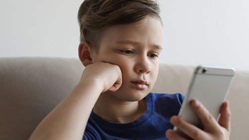 Junge-Smartphone-271098362-AS-New-Africa