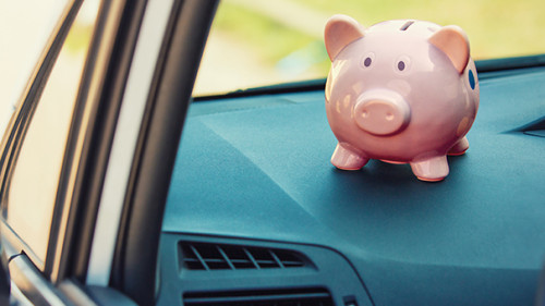 Sparschwein-in-Auto-270630983-AS-1STunningART