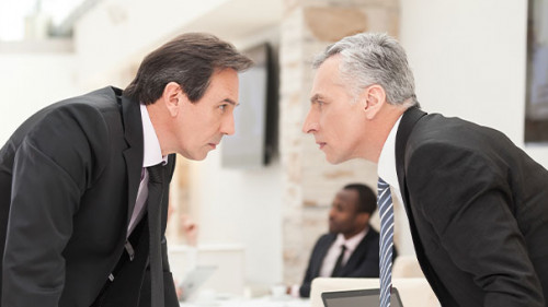 Anzugtraeger-Stare-down-52793790-AS-BlueSkyImages