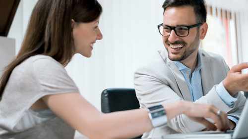 Anzugtraeger-Frau-Laptop-158518274-AS-bnenin