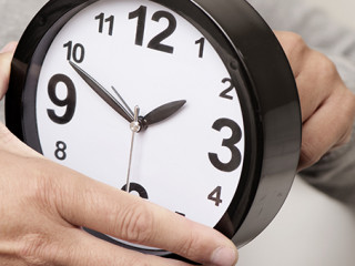 Mann-dreht-Uhr-193287409-AS-nito