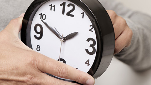 Mann-dreht-Uhr-193287409-AS-nito