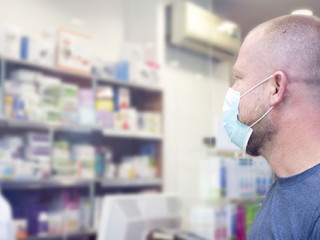 Apotheker-Kunde-Masken-367137002-AS-erika8213