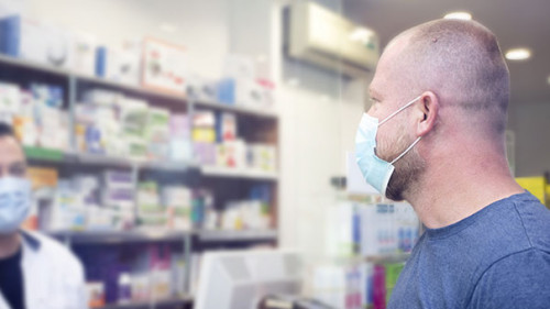 Apotheker-Kunde-Masken-367137002-AS-erika8213