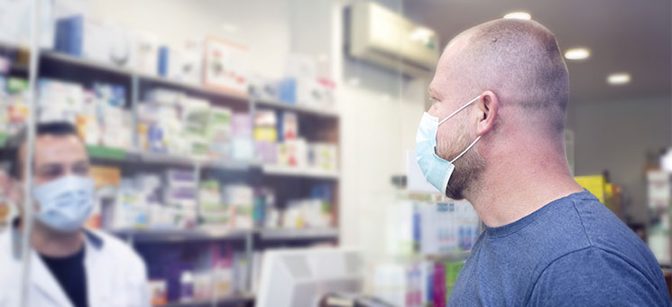Apotheker-Kunde-Masken-367137002-AS-erika8213