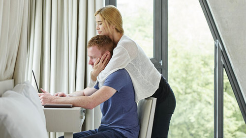 Frau-Mann-Laptop-274897300-AS-DragonImages