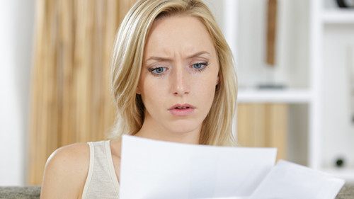 Frau-Brief-besorgt-277234453-AS-auremar