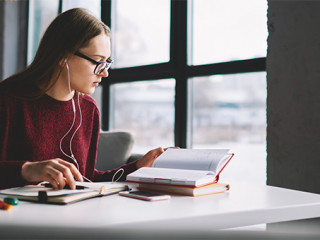 Studentin-309641639-AS-GalakticDreamer