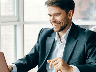 Anzugtraeger-Laptop-Laecheln-308879669-AS-SHOTPRIME-STUDIO