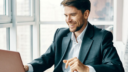 Anzugtraeger-Laptop-Laecheln-308879669-AS-SHOTPRIME-STUDIO