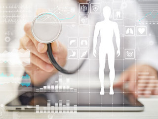 Arzt-Tablet-digital-health-213444668-AS-WrightStudio