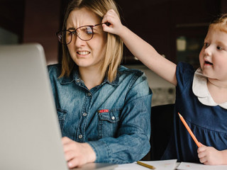 Frau-Kind-Homeoffice-338675273-AS-Serhii