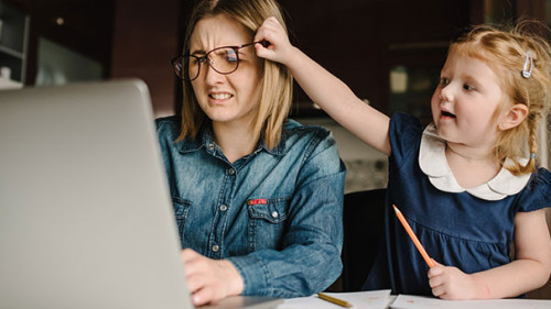 Frau-Kind-Homeoffice-338675273-AS-Serhii