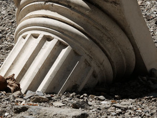 Zerstoerte-Saeule-402145690-AS-Wirestock