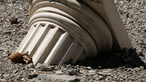 Zerstoerte-Saeule-402145690-AS-Wirestock