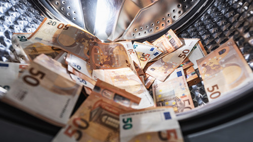 Geldscheine-in-Waschmaschine-282832220-AS-ronstik