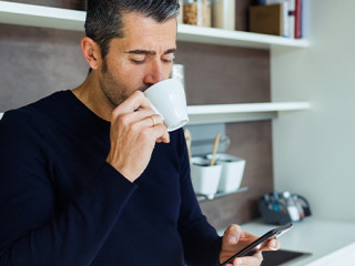 Mann-Smartphone-249157493-AS-nenetus