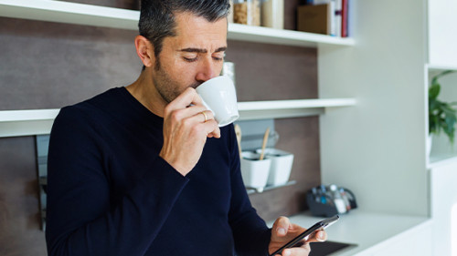 Mann-Smartphone-249157493-AS-nenetus